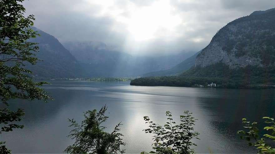 lago, montañas, Hallstatt, naturaleza, luz del sol, nublado, pueblo, Austria, paisaje, agua, cordillera