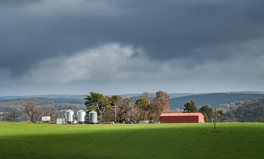 Bauernhof, stürmisches Wetter, Sturm, Sturmwolken, Natur, Landschaft