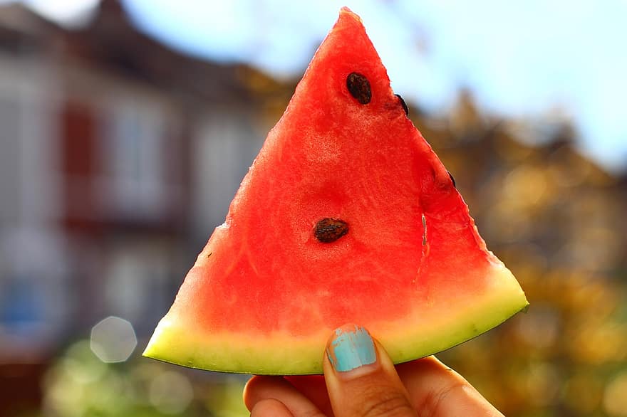 Wassermelone, Obst, gesund, Hand hält eine Wassermelone, Hand, Bokeh, Nahansicht, Süss, frisch, reif