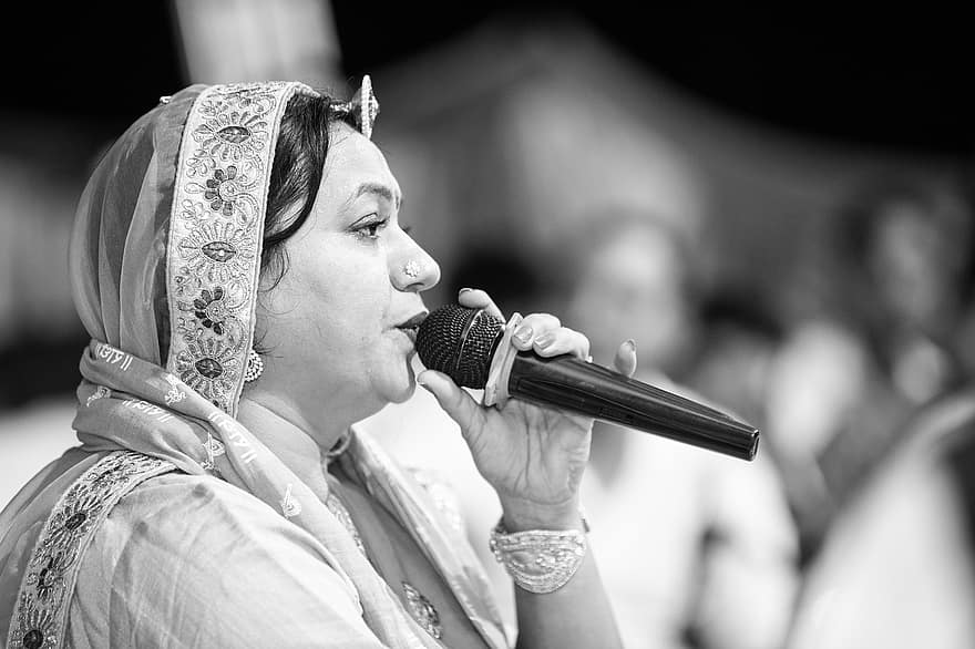zanger, Aasha Vaishnav, Indiase zanger, podium optreden, bhajan, lied, zwart en wit, musicus, performer, muziekinstrument, vrouw