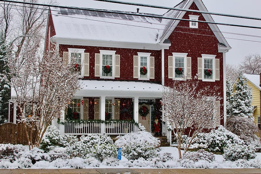 verschneiter Tag, Haus mit Schnee bedeckt, altes Haus, Schnee, Winter