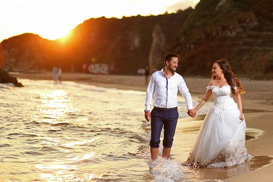 свадебная фотография, молодожены, муж и жена, жених и невеста, мужчина и женщина, пляж, заход солнца, песок, волны, свадьба на пляже, свадебное платье