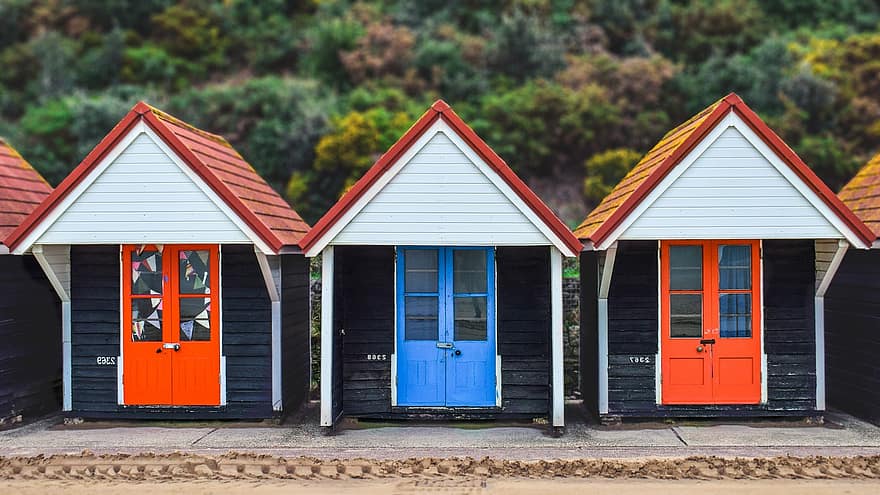 strandhuisjes, Kleurrijke strandhutten, kust, Bournemouth, hout, architectuur, buitenkant van het gebouw, multi gekleurd, venster, deur-, hut
