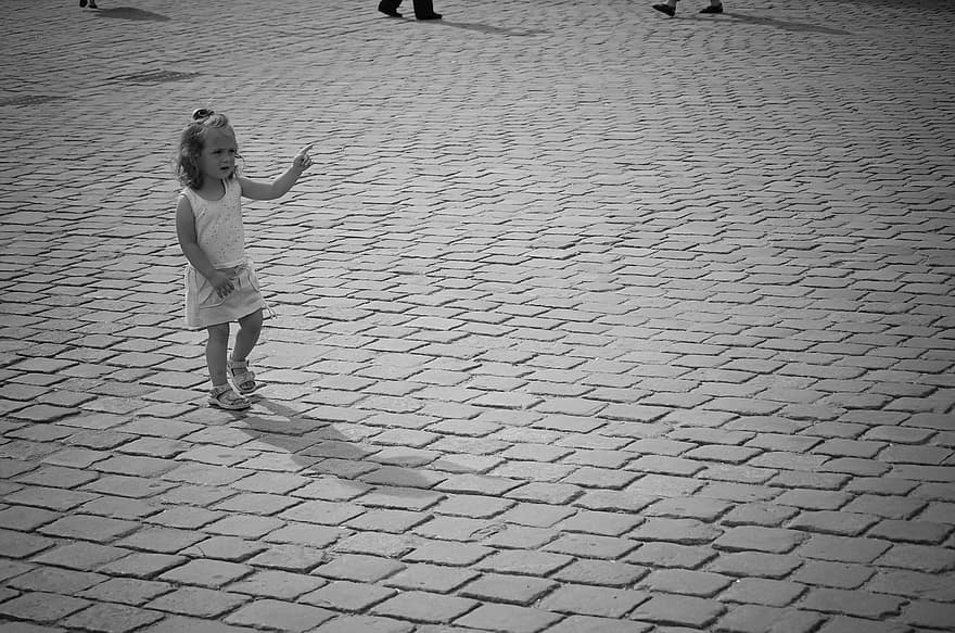 pikkutyttö, lapsi, kaupungin aukio, pysäköidä, mustavalkoinen, tytöt, lapsuus, kävely, söpö, elämäntavat, pieni
