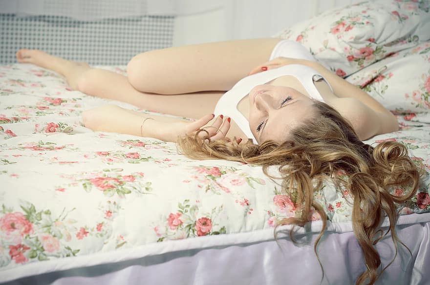 ベッドに横たわっている女の子、安静、眠る、夢、可愛い、家、ビュー、閉じる、長い髪、波状、波