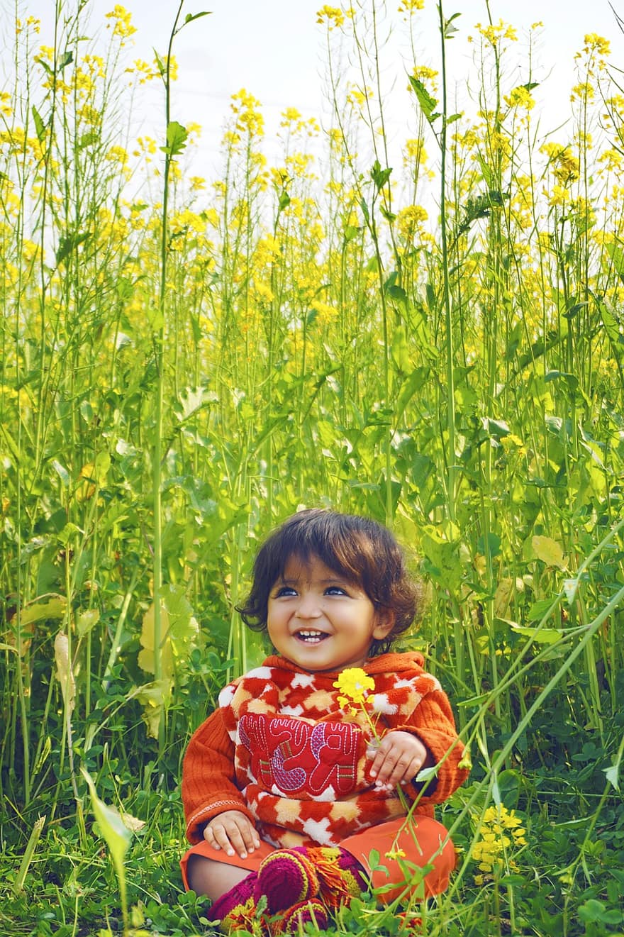 dítě, dívka, roztomilý, mladý, dětství, portrét, květiny, tráva, usmívající se, štěstí, veselý