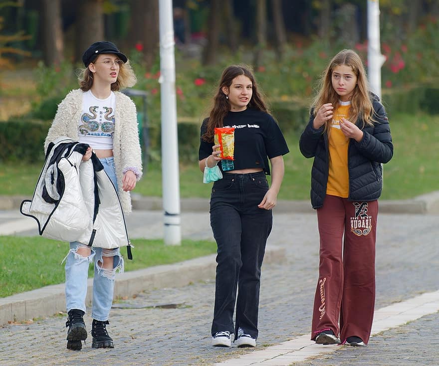 κορίτσια, το περπάτημα, πάρκο, βόλτα, έφηβοι, νεαρές γυναίκες, Ανθρωποι, σε εξωτερικό χώρο, μόδα του δρόμου, δρόμος, πεζοδρόμιο