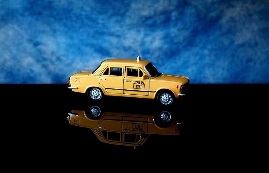 Польский Fiat 125p, игрушечная машина, такси, автомобиль, игрушка, миниатюрный, транспортное средство, авто, желтая машина, марочный, старый