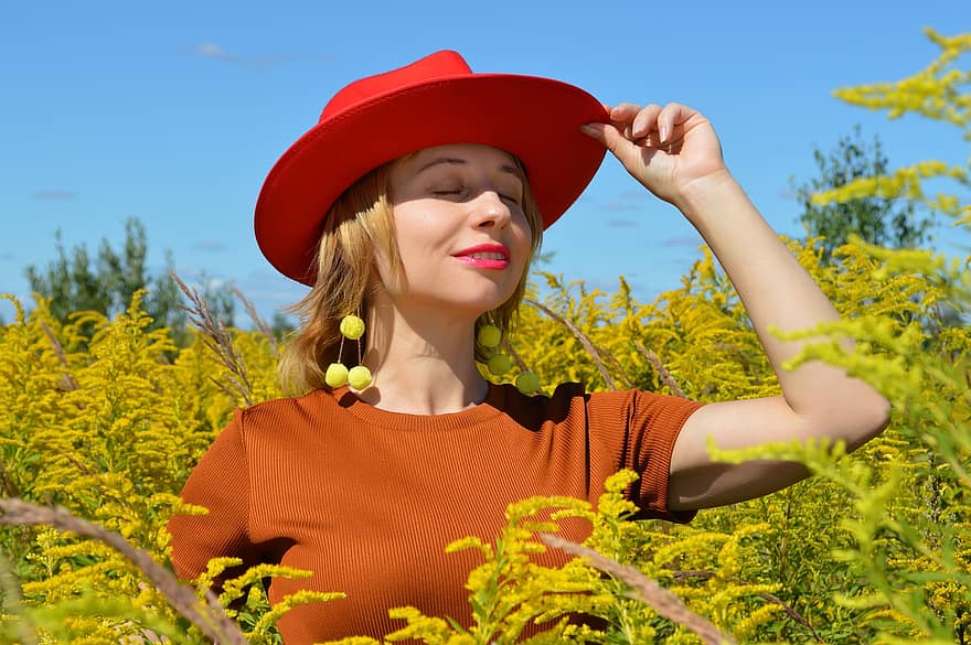 женщина, Красная шляпа, поле, леди, девушка, цветы, растения, луг, поза, модель, красота