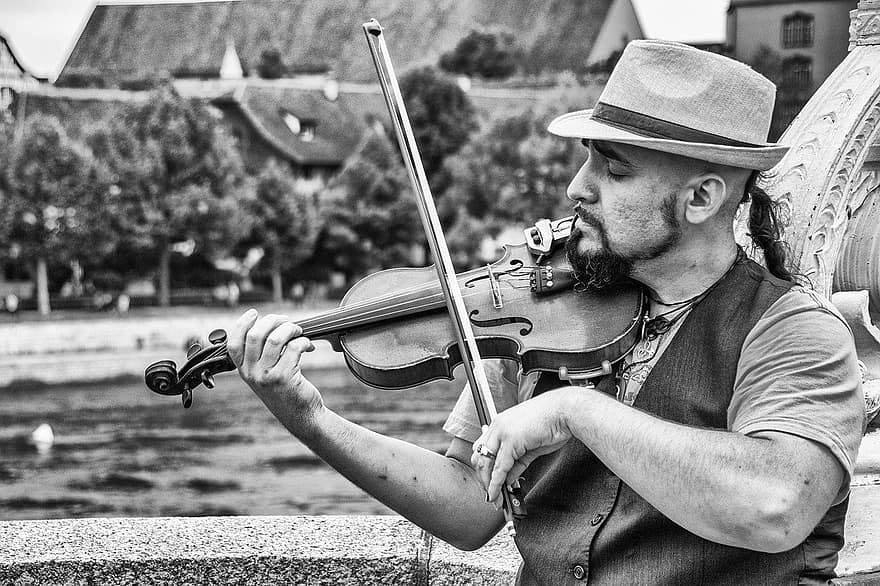 цигулар, уличен изпълнител, мъж, цигулка, музикален инструмент, музика, улица, шапка, шапка федора, музикант, хора