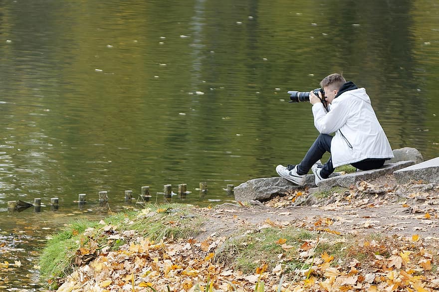 Garoto, fotografando, lago, câmera digital, parque, beira do lago, natureza, agua, sai, outono, homens
