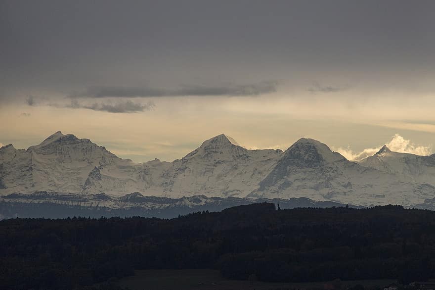 山岳、山脈、高山、アイガー、ベルンアルプス、アルプス、山の風景、雪に覆われた山々、自然、風景、スイス