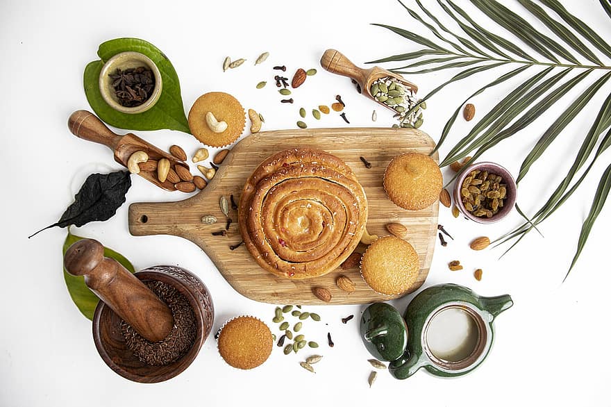 pão, bolos de copo, Comida, chá, nozes, sementes, ervas, tábua de madeira, almofariz e pilão, bule, saudável
