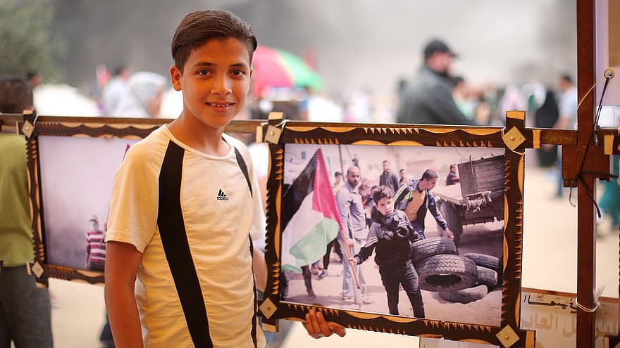 Παλαιστίνη, πόλεμος, Έκθεση φωτογραφίας, Γάζα, άνδρες, χαμογελαστά, αγόρια, παιδί, αρσενικά, ευτυχία, χαρούμενος