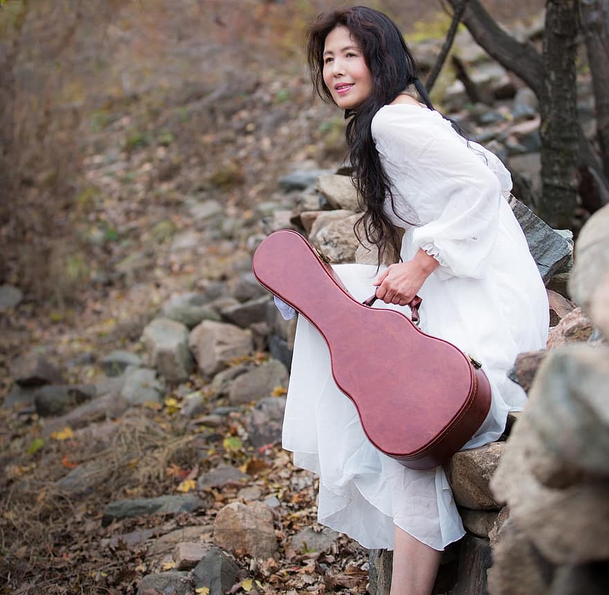 Frau, Gitarre, Musiker, Herbst, Stein, weißes Kleid, Musikinstrument, eine Person, lächelnd, Erwachsene, Gitarrist