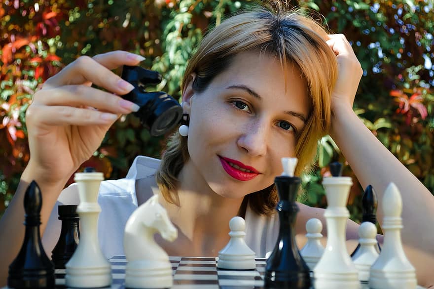 femme, loisir, jeu de plateau, échecs, pièces d'échec, pose, belle, joli, caucasien