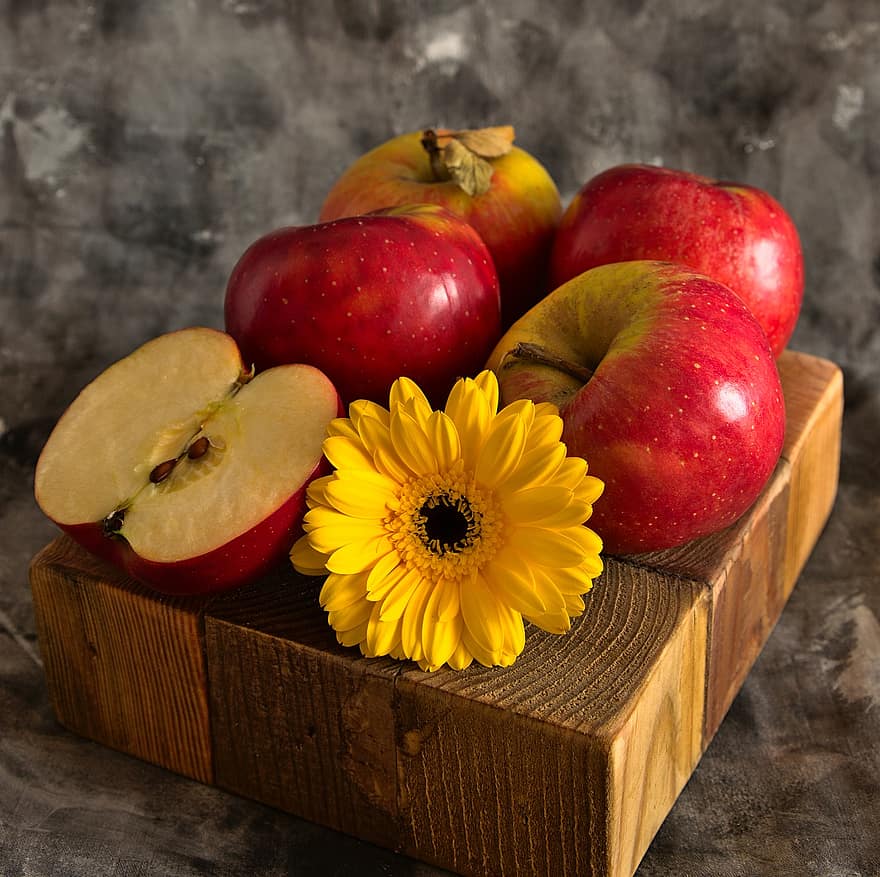 แอปเปิ้ล, ดอกไม้, ยังมีชีวิตอยู่, ดอกเดซี, เยอบีร่า, ดอกไม้สีเหลือง, ดอก, เบ่งบาน, แอปเปิ้ลสีแดง, สุก, ผลไม้