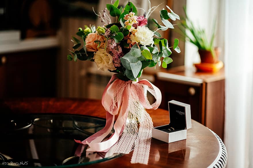 bryllup bands, vielsesringe, bryllup, buket, indendørs, vase, bord, blomst, dekoration, hjemlige værelse, træ