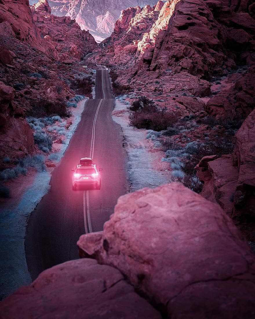 道路、高速道路、車、夜、岩、石、砂漠、風光明媚な、色、ドライ、ピンク