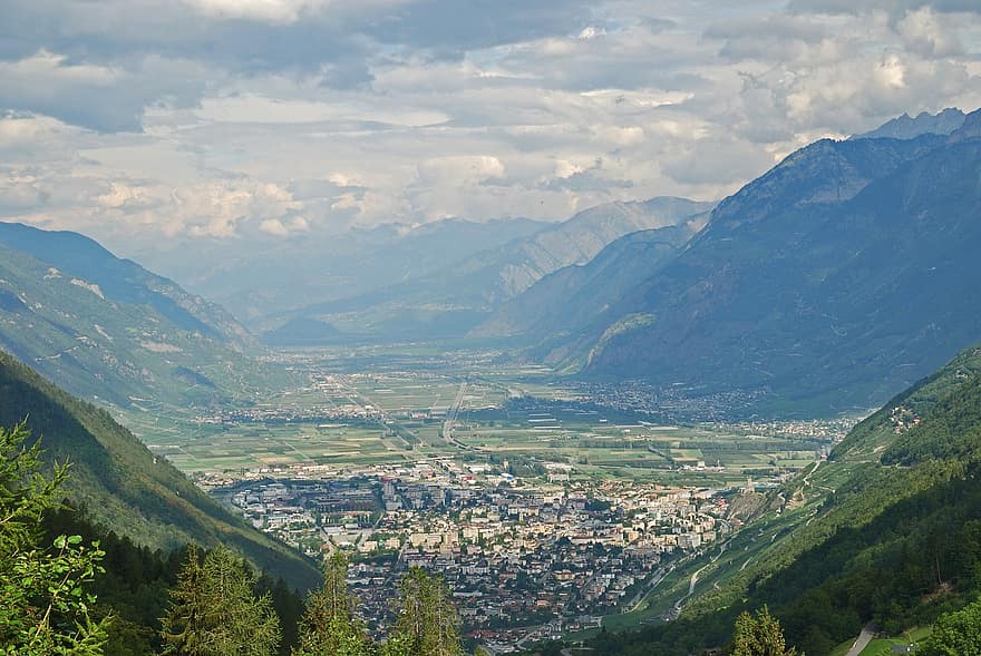 montaña, Alpes, Valle, pueblo, edificios, cuesta abajo, bosque, ladera de la montaña, Martigny, Suiza, suizo