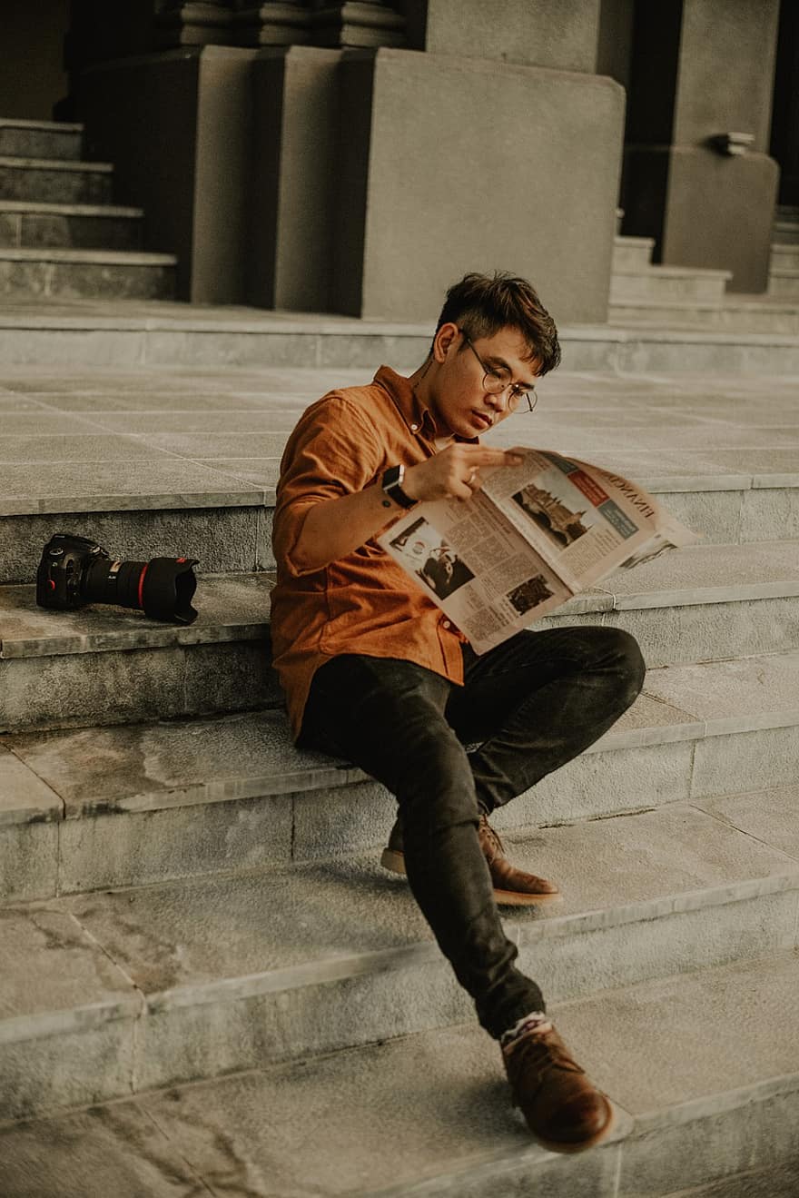 Férfi, újság, olvasás