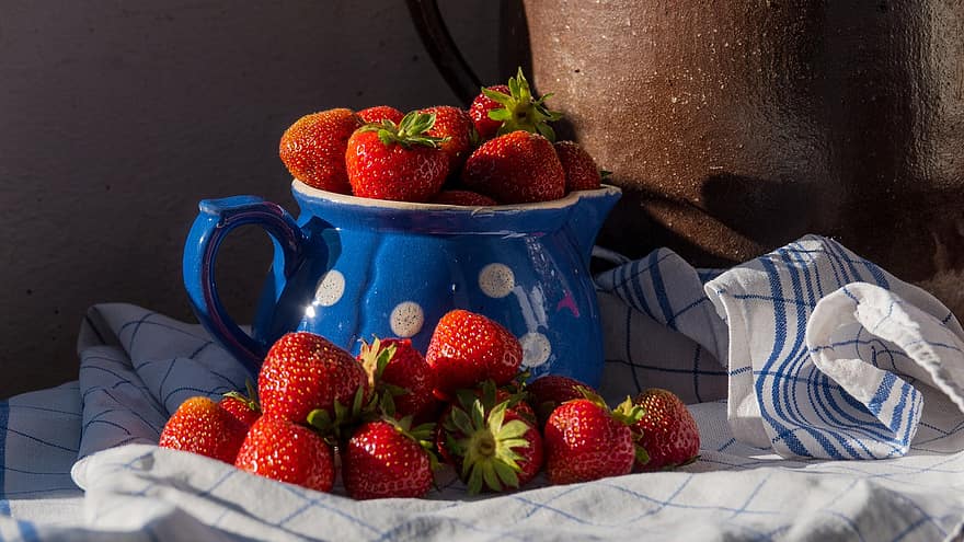 jordgubbar, kanna, mjölkkanna, nostalgi, blå, årgång, retro, gammal, antik, 60s, historia