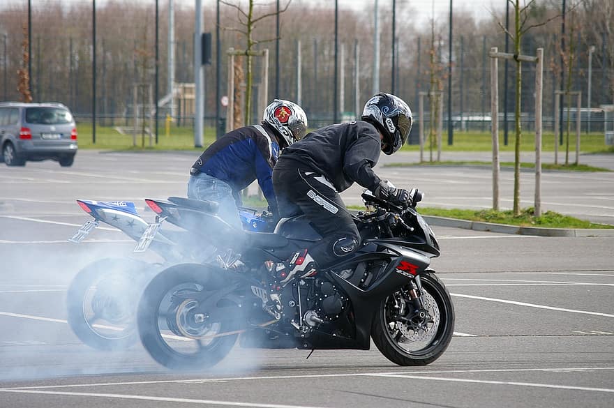 motocicleta, vaga de estacionamento, suzuki, gsx-r, fumaça, Rapidez, esporte, homens, corridas de moto, capacete esportivo, equitação