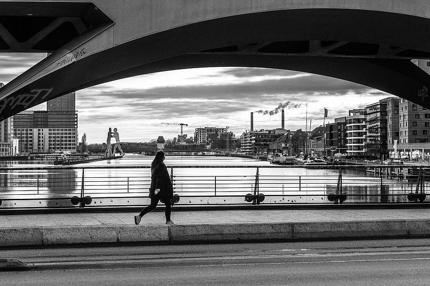 silta, kävely, joki, nainen, Nainen, kaupunki, kaupunki-, kaupunkikuvan, rakennukset, Berliini, arkkitehtuuri