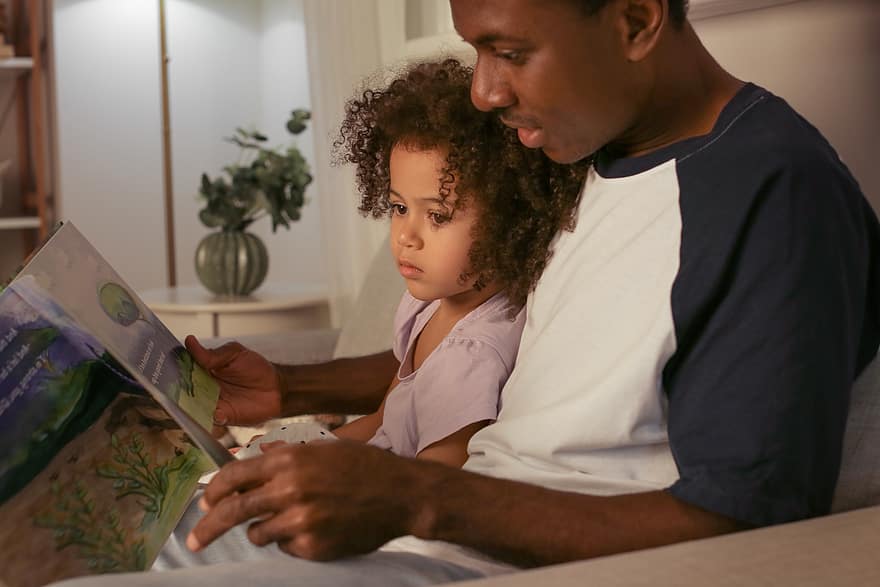 الآب ، ابنة ، كتاب ، قراءة ، أسود ، طفل ، الصفحة الرئيسية ، وقت القصة ، في الداخل ، بابا ، فتاة