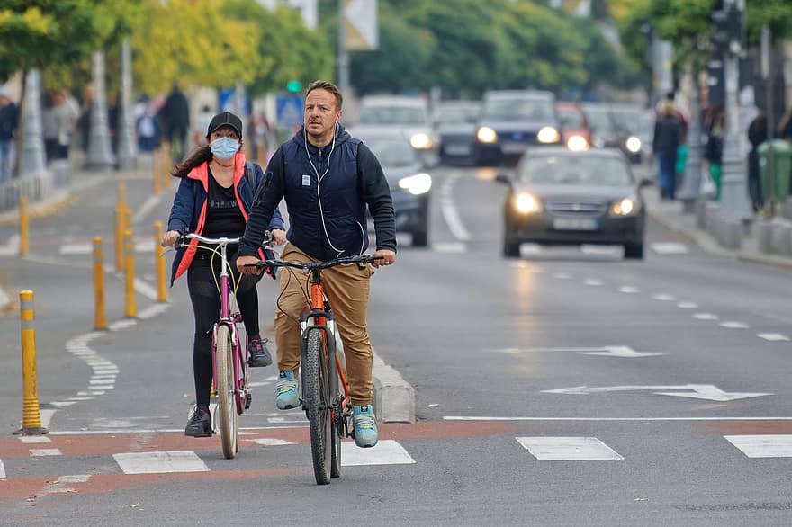 rowerzyści, Droga, ulica, ludzie, ruch drogowy, rowery, samochody, mężczyzna, kobieta, Miasto, Jazda rowerem