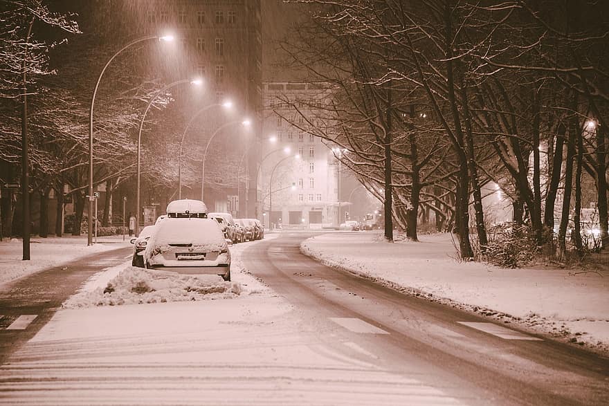 Droga, pokryte śniegiem, latarnie uliczne, światła uliczne, drzewa, opady śniegu, śnieżny, pojazdy, zimowy, śnieg, Miasto
