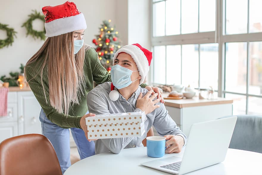 クリスマス、カップル、休日、COVID-19、面、マスク、コロナウイルス、サンタ、帽子、ノートパソコン、おとこ