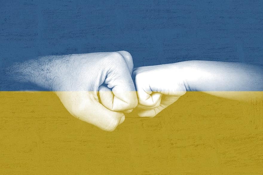 Ucrania, Alianza, choca los puños, ayuda, cooperación, bandera ucraniana, mano humana, puño, hombres, de cerca, gesticulando