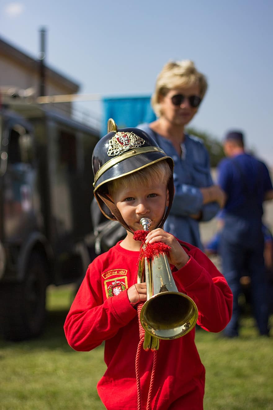 trompet, kind, jongen, portret, helm, brandweerhelm, instrument, spelen, muziekinstrument, musicus, jongens