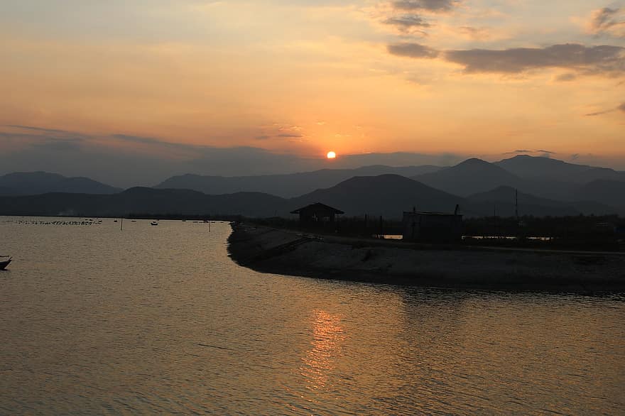 le coucher du soleil, Soleil, mer, océan, le village de pêcheurs, Orange
