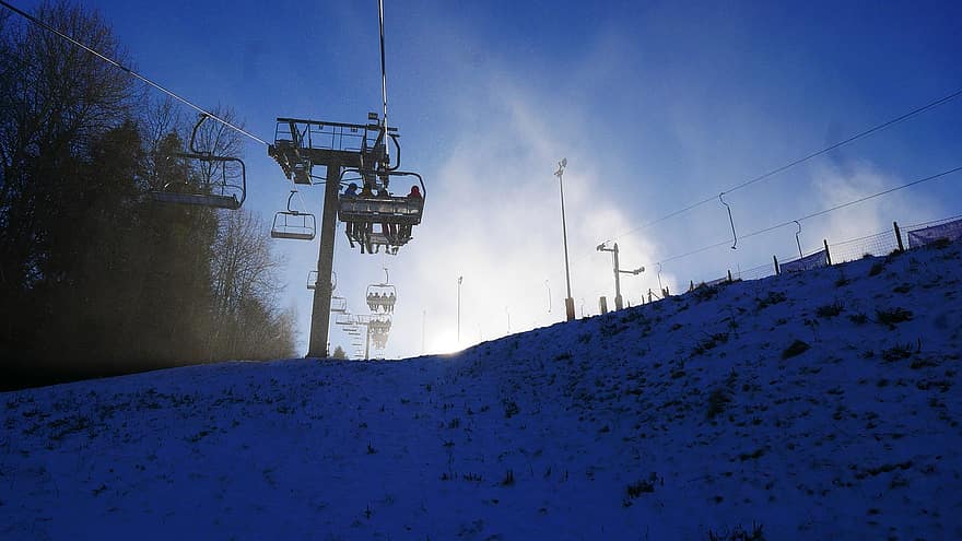 冬、スキーリゾート、スキーリフト、自然、雪、山、青、スポーツ、スキー場、シーズン、スキー