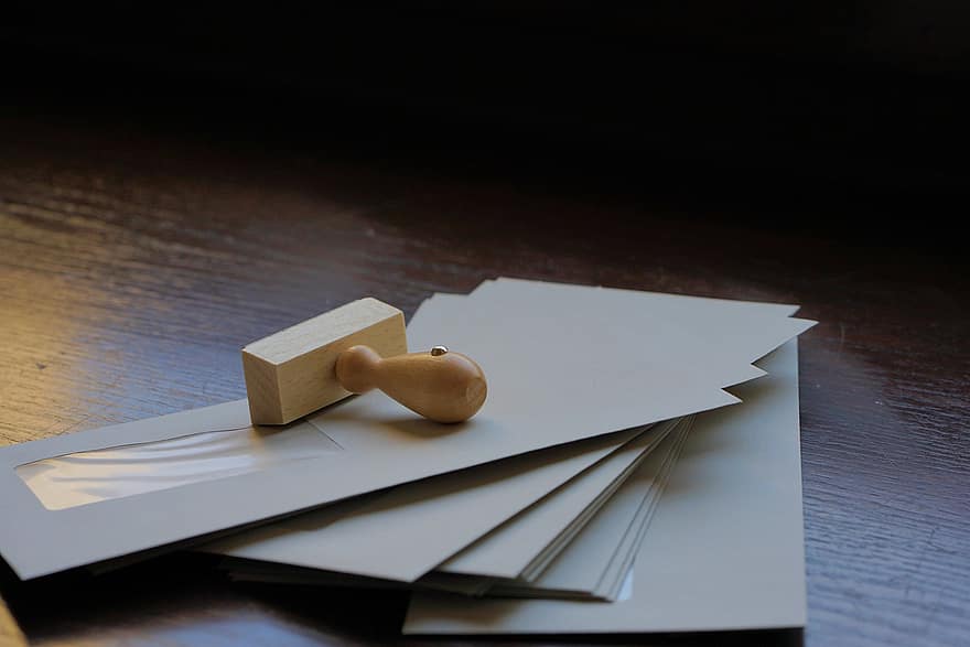 enveloppen, brieven, houten stempel, postzegel, mail