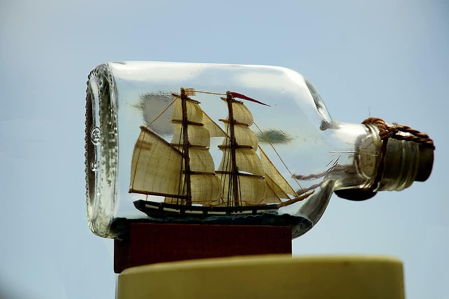 السفينة في زجاجة ، سفينة ، زجاجة ، ديكور ، سفينة بحرية ، سفينة شراعية ، مركب شراعي ، الإبحار ، وسائل النقل ، يخت ، ريشة