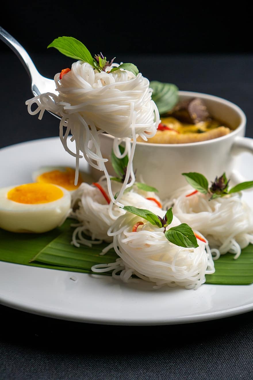 Menjar tailandès, fideus d'arròs, menjar, plat, cuina, saludable, saborós, picant, sopar, dinar, verdures