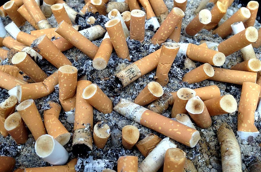 papierosy, filtrować papierosy, nikotyna, uzależnienie, popiół, palenie, niezdrowy, przechylenie, Koniec papierosa, niedopałki papierosów, popielniczka