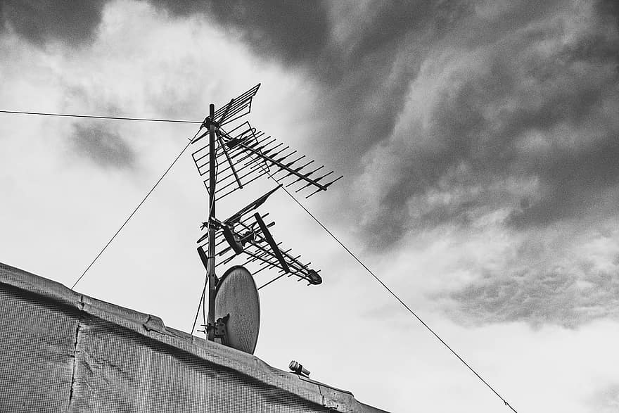 antenni, katto, taivas, TV, arkkitehtuuri, radio, signaalit, pilviä, talot
