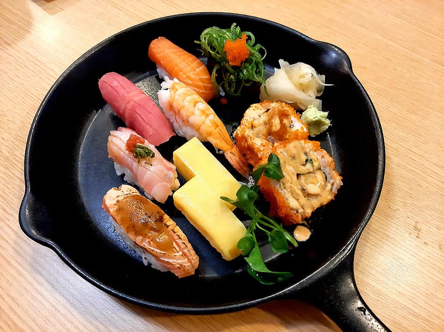 suši, japoniškos virtuvės patiekalai, patiekalas, restoranas
