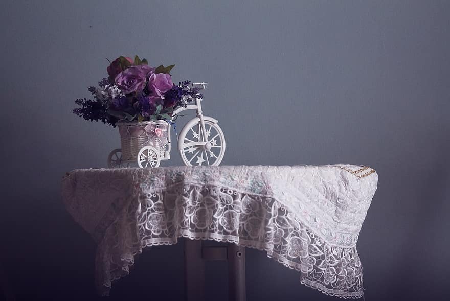 الطاولة ، سلة ورد ، زهور ، دراجة ثلاثية العجلات ، زخرفة ، ديكور المنزل ، أثاث المنزل