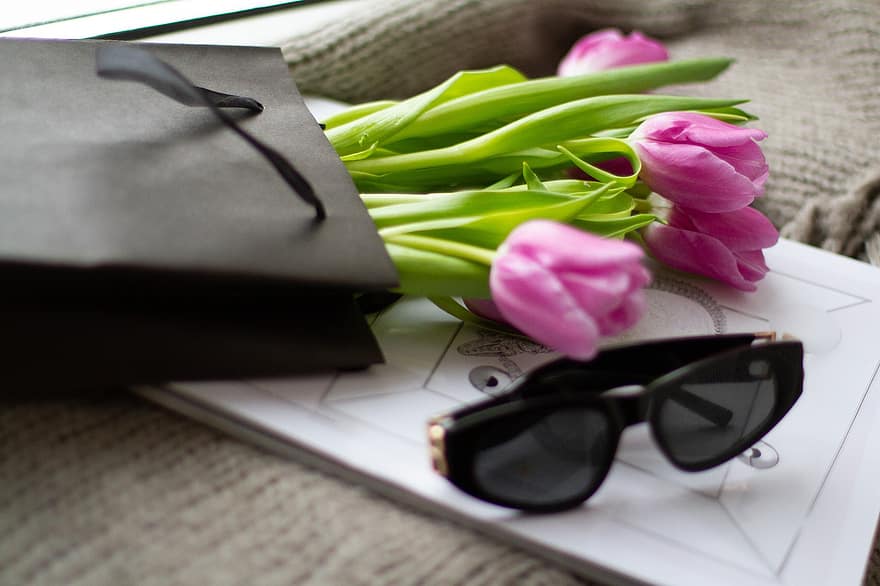 tulipaner, blomster, briller, solbriller, buket, lyserøde blomster, glamour, mode, gave, gave taske, flok blomster