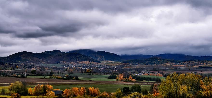 nubes de tormenta, día nublado, clima sombrío, paisaje, Valle, otoño, escena rural, montaña, árbol, bosque, prado