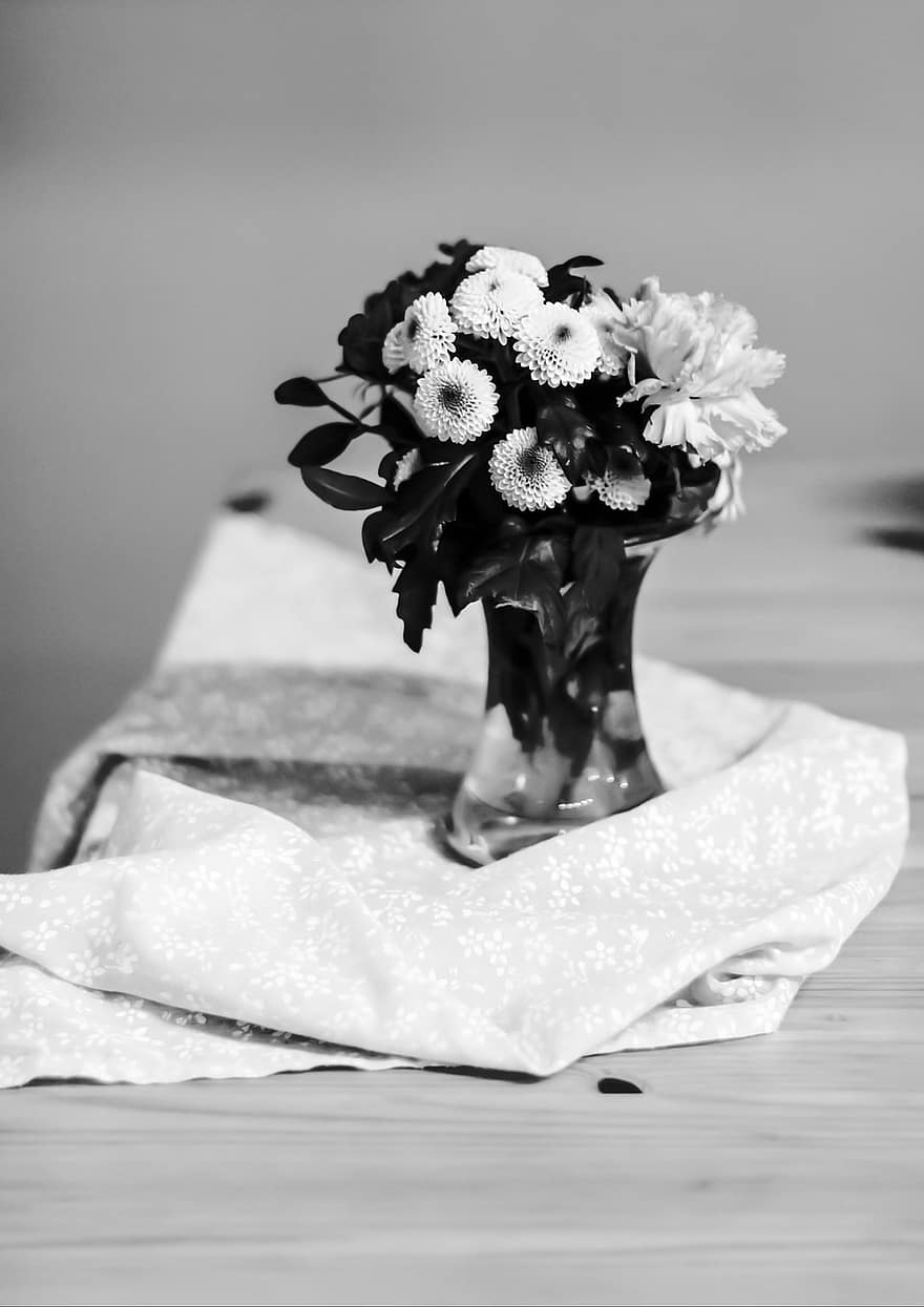 フラワーズ、花束、花瓶、黒と白、デコレーション、テーブルクロス、テーブル、花、花弁、工場、ロマンス