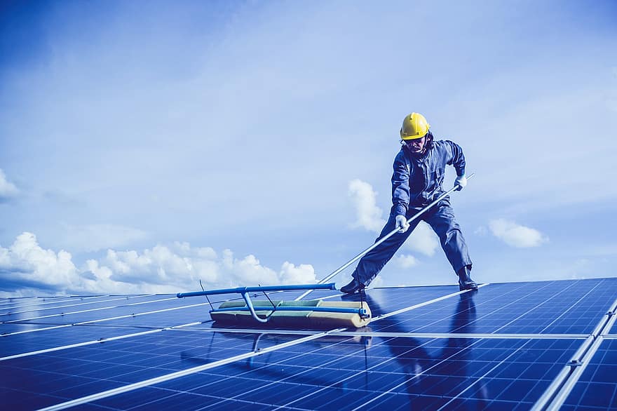 mężczyzna, panel słoneczny, na dachu, czyszczenie, praca, Czyszczenie systemu paneli słonecznych