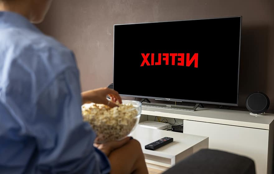 netflix、テレビを見ている、ストリーミング、テレビセット、映画、屋内で、男達、技術、アダルト、一人、女性たち