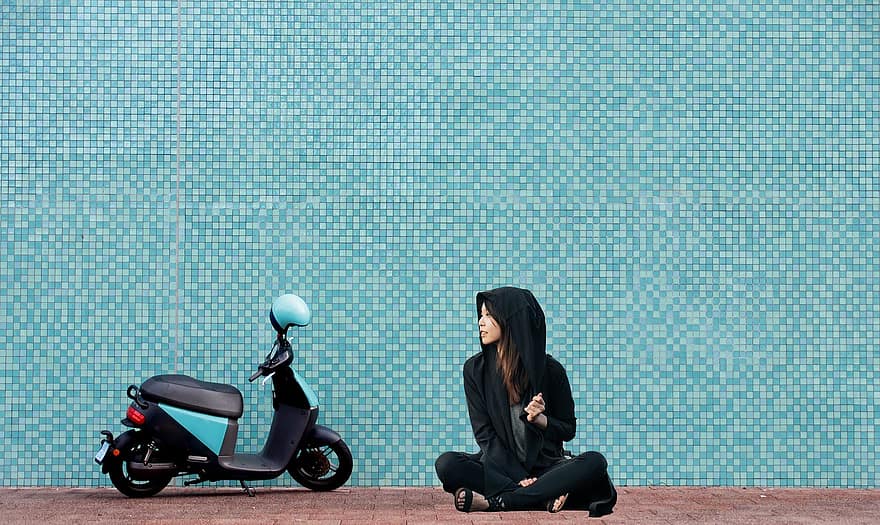 mujer, scooter, ciclomotor, una persona, adulto, estilos de vida, sentado, adulto joven, hombres, motocicleta, motor de scooter