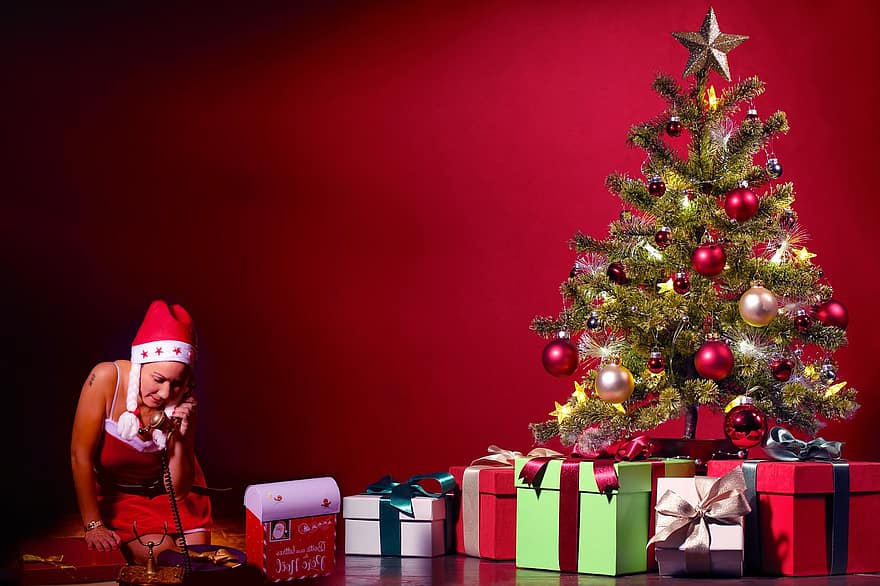 Boże Narodzenie, prezenty, kobieta, kostium santa, Święty Mikołaj, Święty, Płeć żeńska, drzewko świąteczne, pudełka na prezenty, przedstawia, ozdoby świąteczne